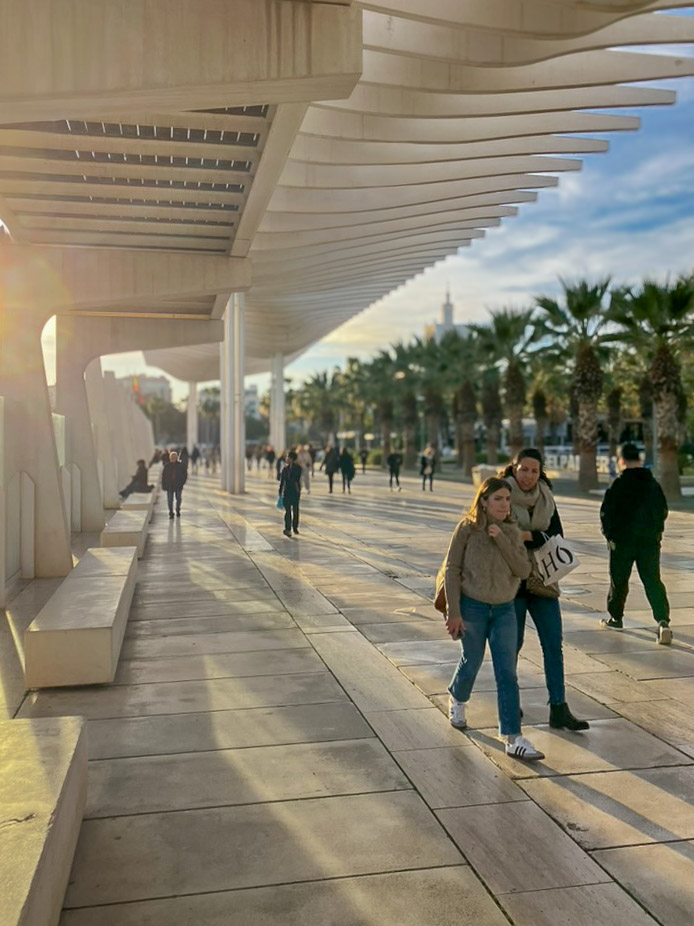 El paseo Palmeral de las Sorpresas en el Muelle Uno durante un atardecer de invierno en el Puerto de Málaga