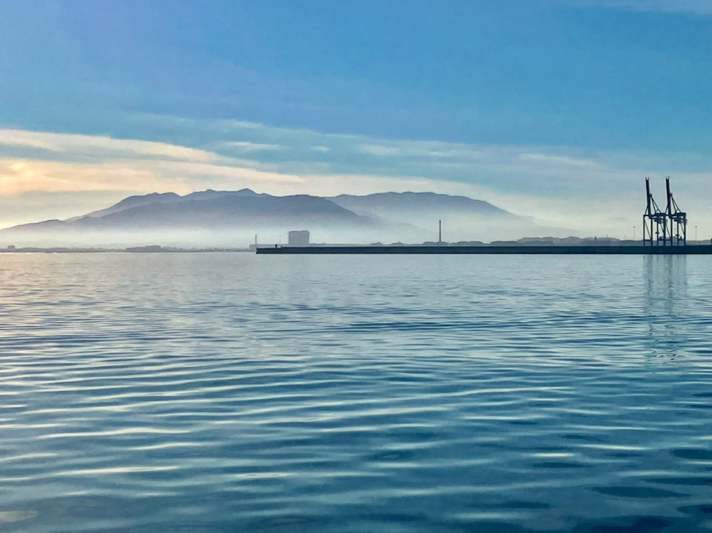 El puerto de Málaga y los Montes de Málaga vistos desde un catamarán en el mar