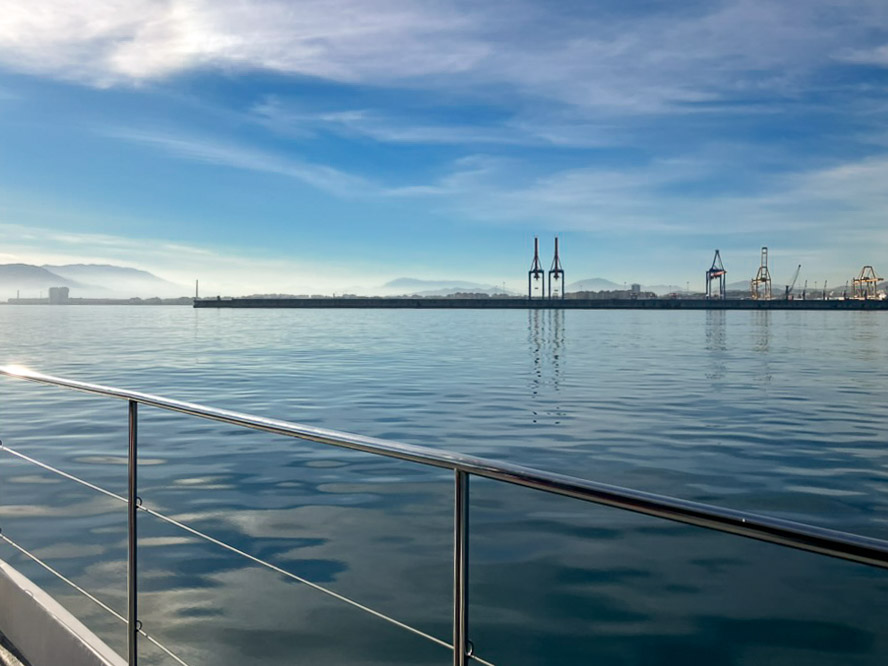 El puerto de Málaga y los Montes de Málaga vistos desde un catamarán en el mar