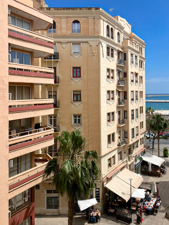 Vistas al mar desde un balcón en el barrio de Soho de Málaga