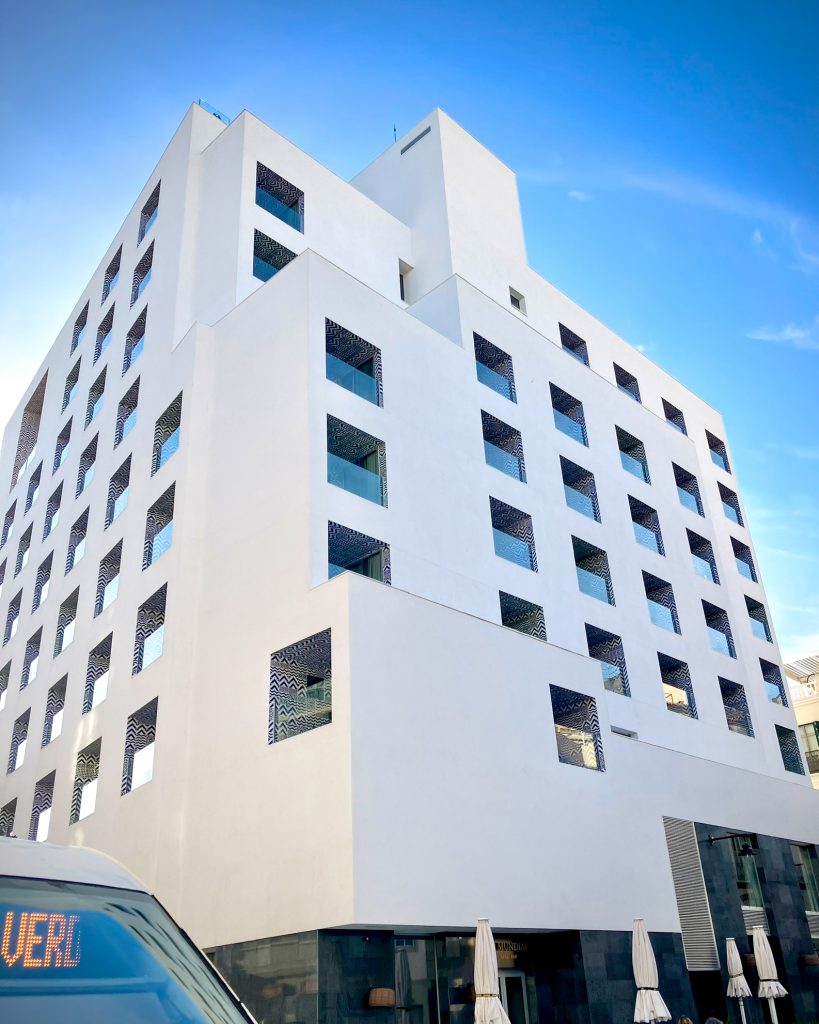 Hotel H10 Chroma en la calle Prim en el distrito Málaga-Centro junto al río Guadalmedina