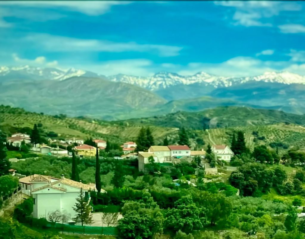 Dorf in der Sierra Nevada mit den Gipfeln Mulhacén und Veleta im Hintergrund
