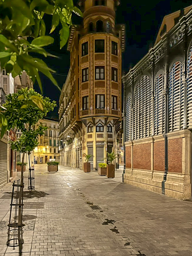 Mercado Central de Atarazanas de noche visto desde la Calle Sagasta en el casco antiguo de la ciudad de Málaga