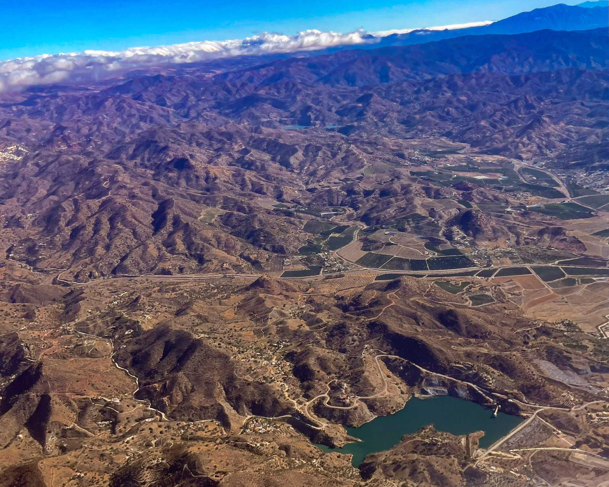 Vista aérea del paisaje de la Axarquía y las Sierras de Tejeda y Almijara cerca de Málaga