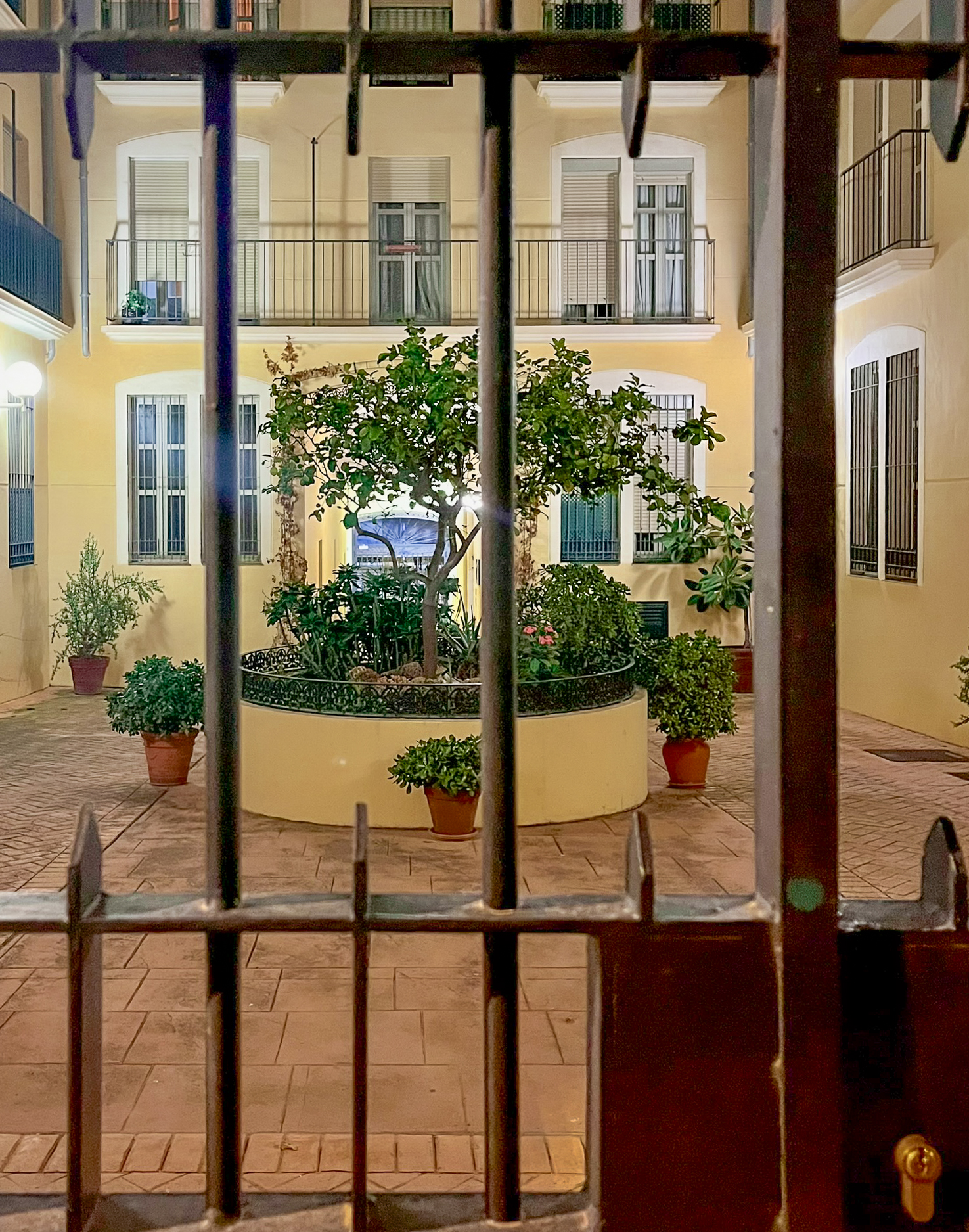 Patio andaluz en Málaga por la noche