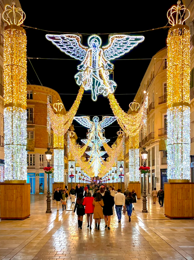 La calle comercial Calle Marqués de Larios en el casco antiguo de Málaga, iluminada con luces navideñas.