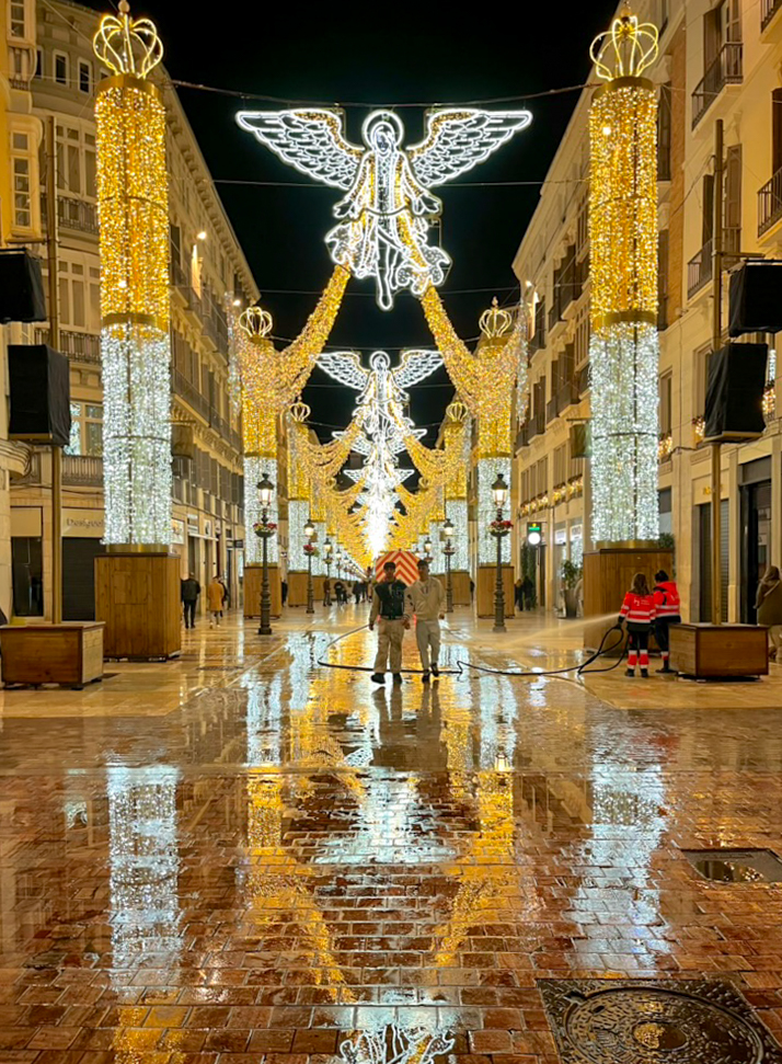 Calle comercial Marqués de Larios en el casco antiguo de Málaga por la noche durante la limpieza