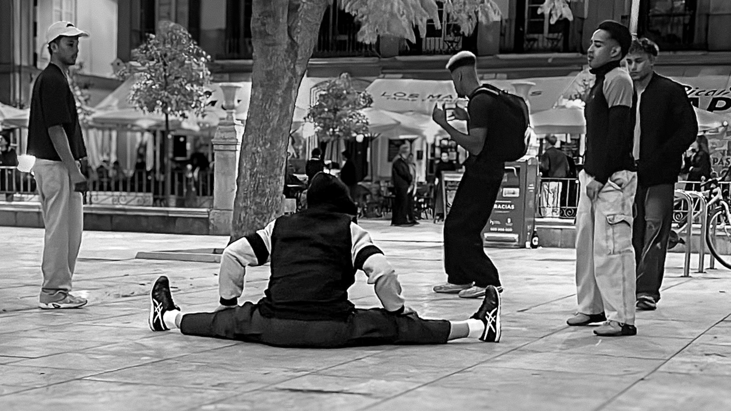 Un grupo de baile calentando en la Plaza de la Merced, en el casco antiguo de Málaga 