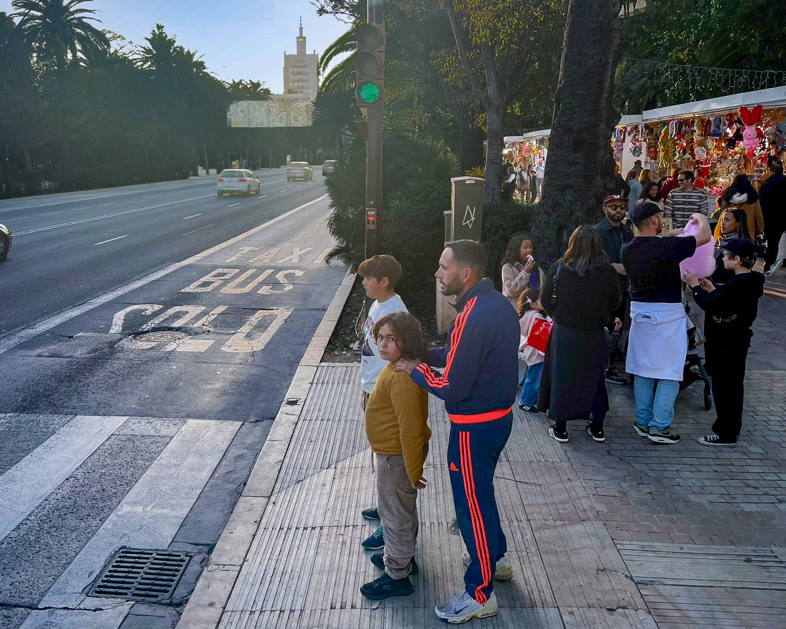 Mercado navideño de Málaga en el Paseo del Parque con el edificio de Equitativa al fondo
