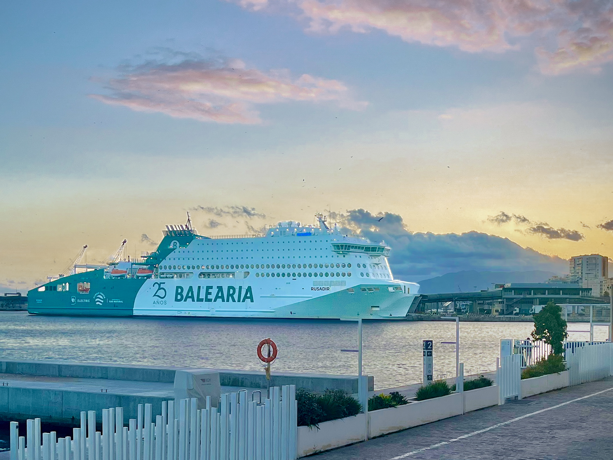 Crucero de Balearia en el puerto de Málaga visto desde el Muelle Uno