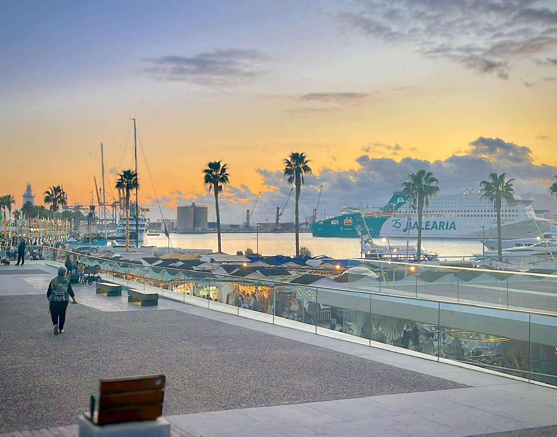 El puerto de Málaga con el crucero Balearia visto desde el Muelle Uno al atardecer