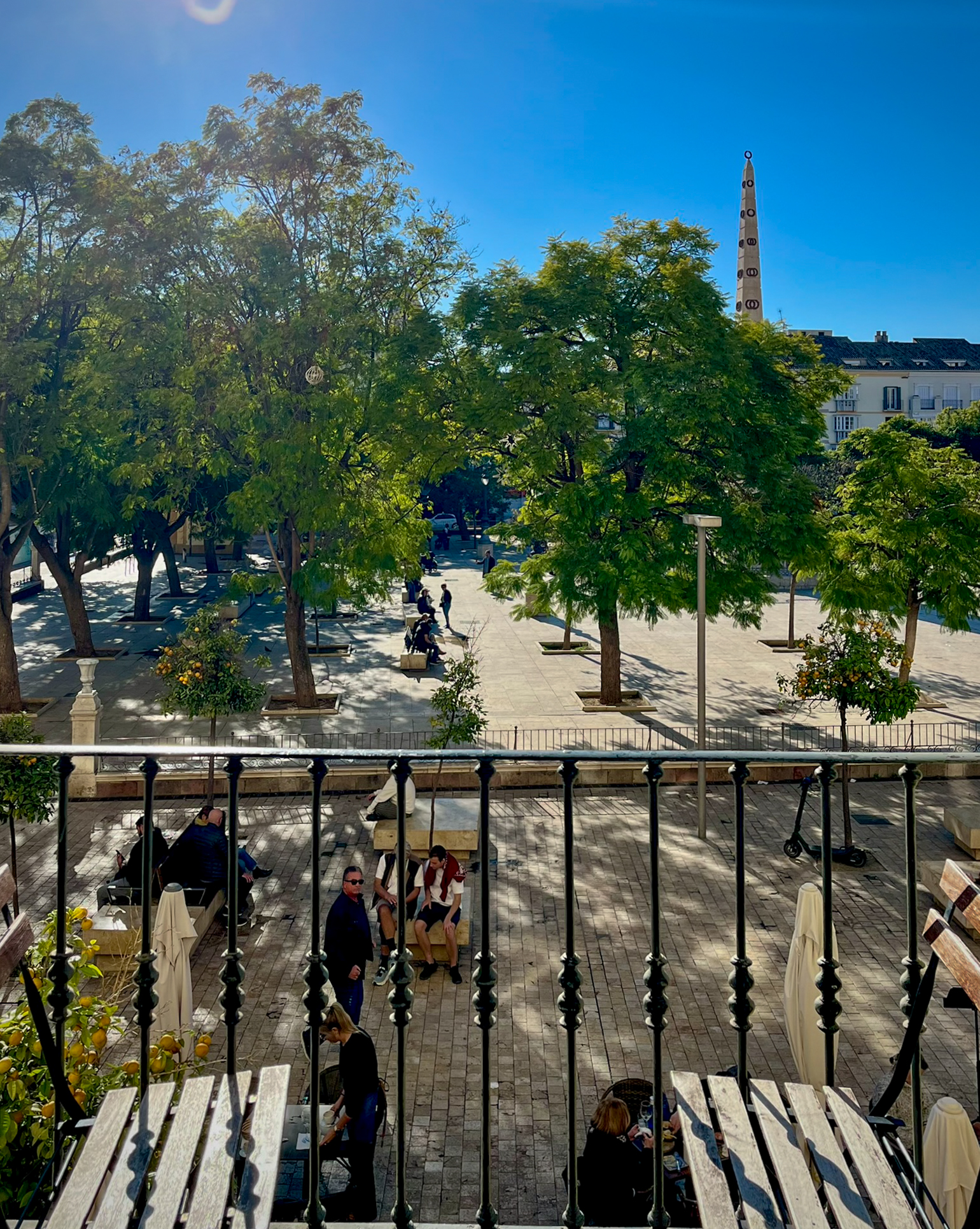 Vista de la Plaza de la Merced en el casco antiguo de Málaga desde un balcón