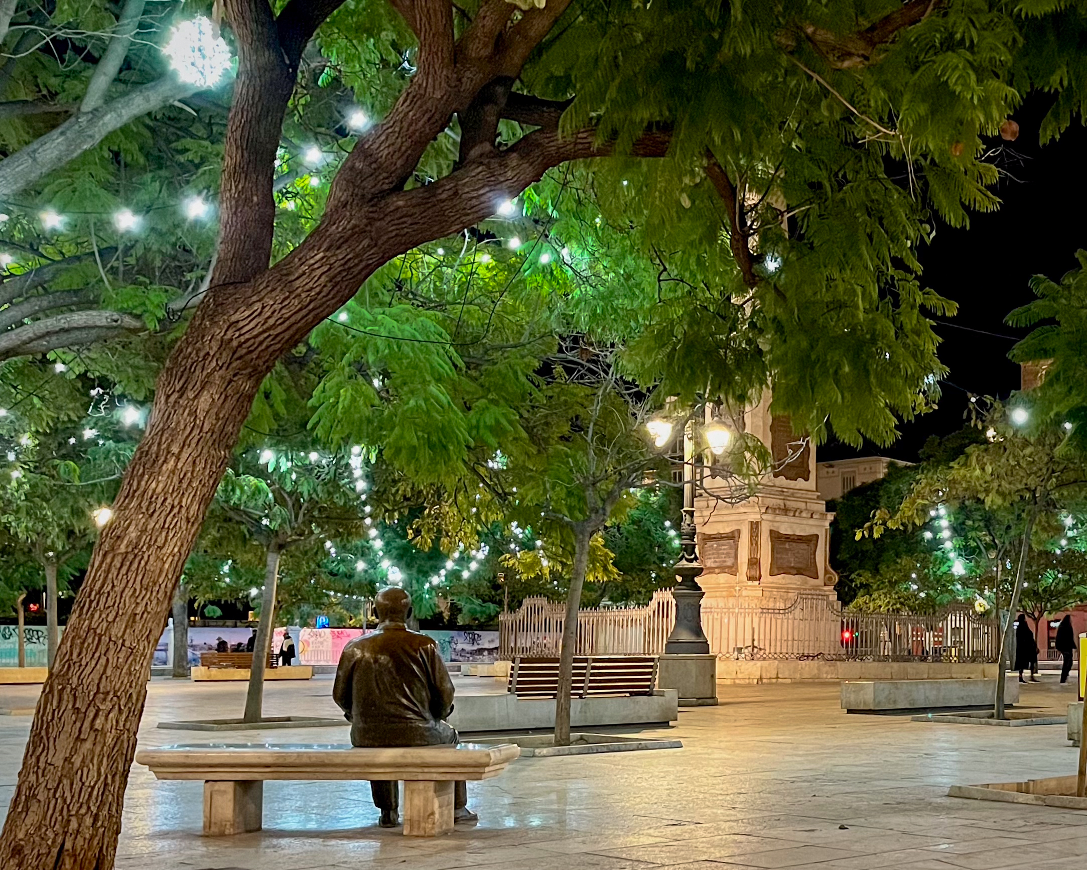La Plaza de la Merced en el casco antiguo de Málaga de noche, en Nochebuena, con la estatua de Pablo Picasso