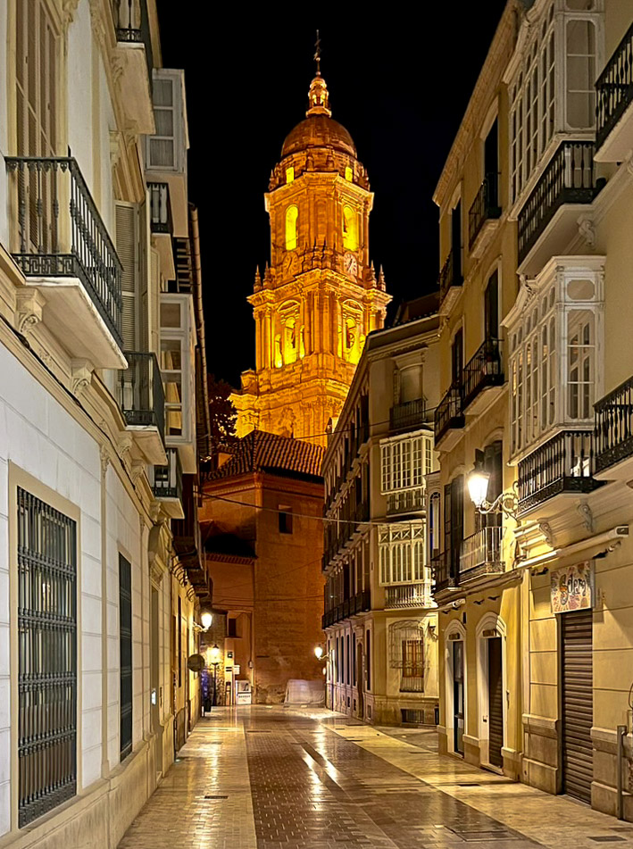 Torre iluminada de la Catedral de Málaga por la noche en el casco antiguo