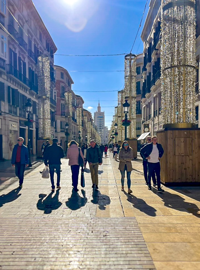 Calle comercial Marqués de Larios en enero con el edificio Equitativa al fondo