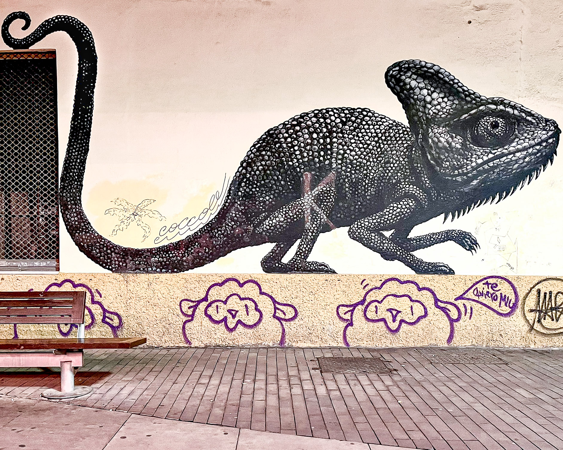 Chameleon mural by Belgian artist ROA in Málaga’s Soho neighbourhood