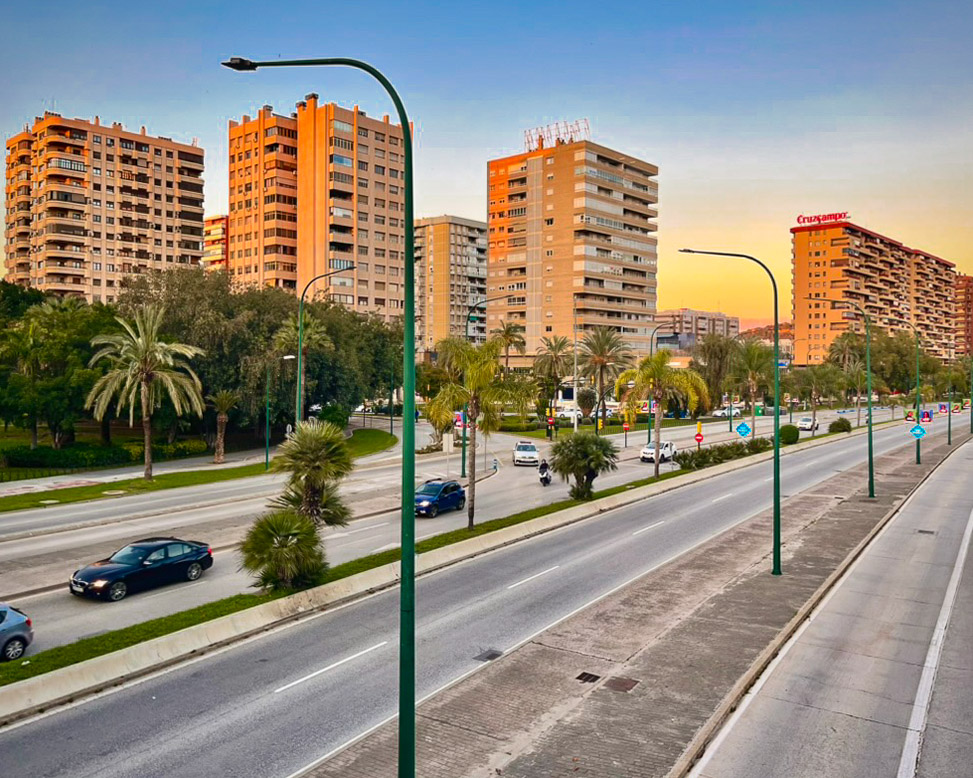 Avenida de Andalucía en Málaga en la hora dorada