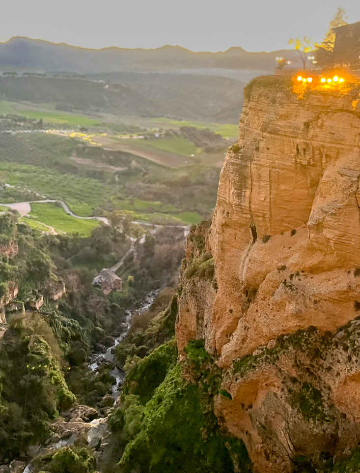 El tajo de Ronda visto desde el Puente Nuevo en Ronda en la provincia de Málaga