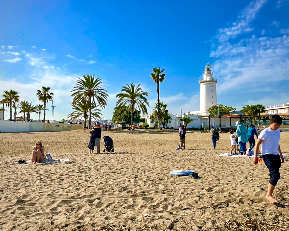 La playa de La Malagueta y el faro de La Farola, en Málaga, se encuentran junto al puerto de Málaga y cerca del casco antiguo