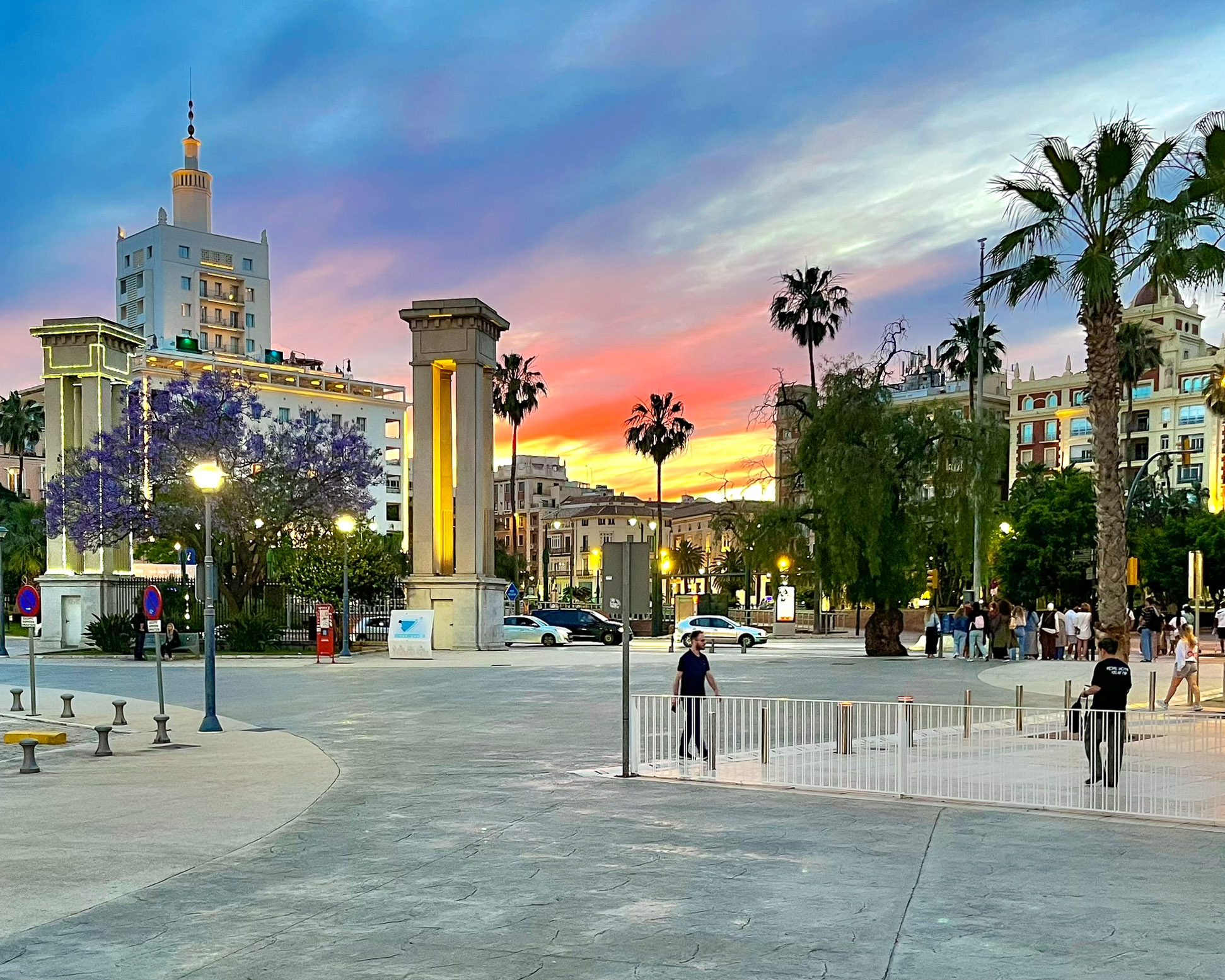 El edificio La Equitativa en Málaga, sede del Only You Hotel y la Soho Boutique, y la Plaza de la Marina vista desde Muelle Uno al atardecer