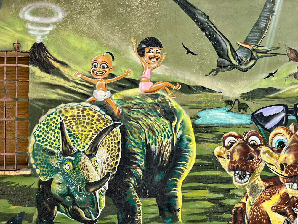 Children and dinosaur mural by Doger in Málaga’s Lagunillas district