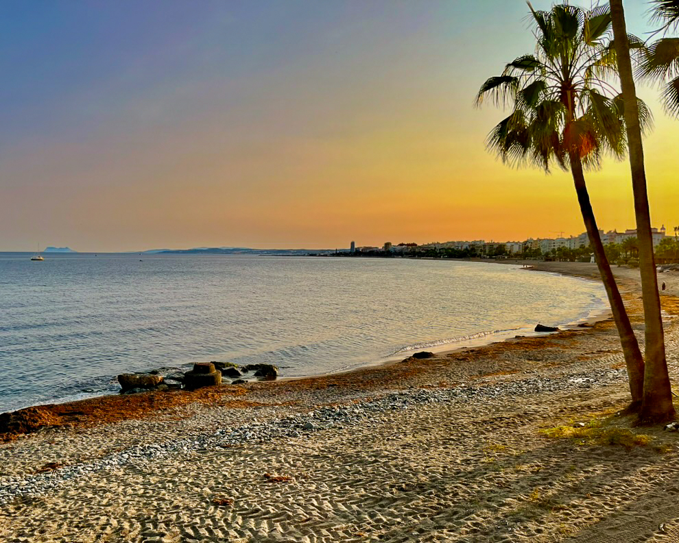 Playa de Esteponas al atardecer con Gibraltar al fondo