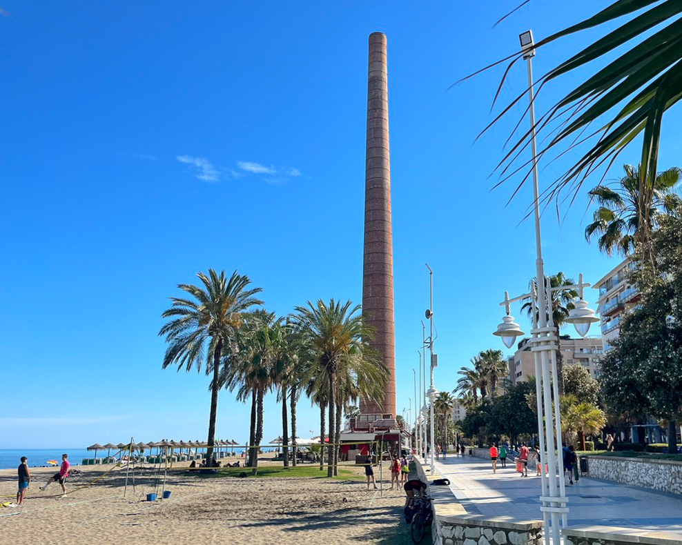 Chimenea de los Guindos junto a la Playa de San Andrés en el barrio de Huelin en Málaga