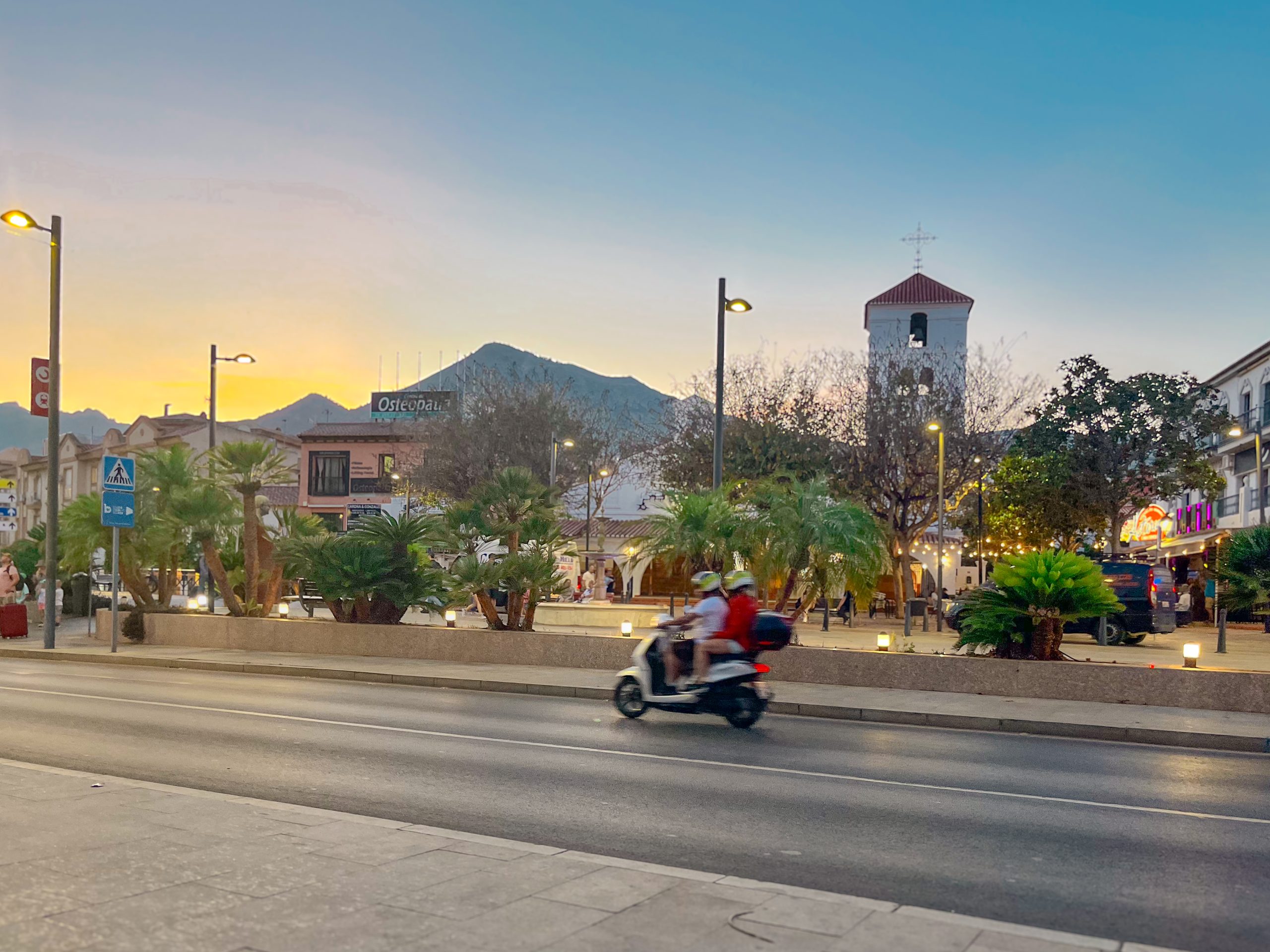 Avenida de la Estación en Arroyo de la Miel, Benalmádena con la Iglesia de la Inmaculada Concepción al fondo