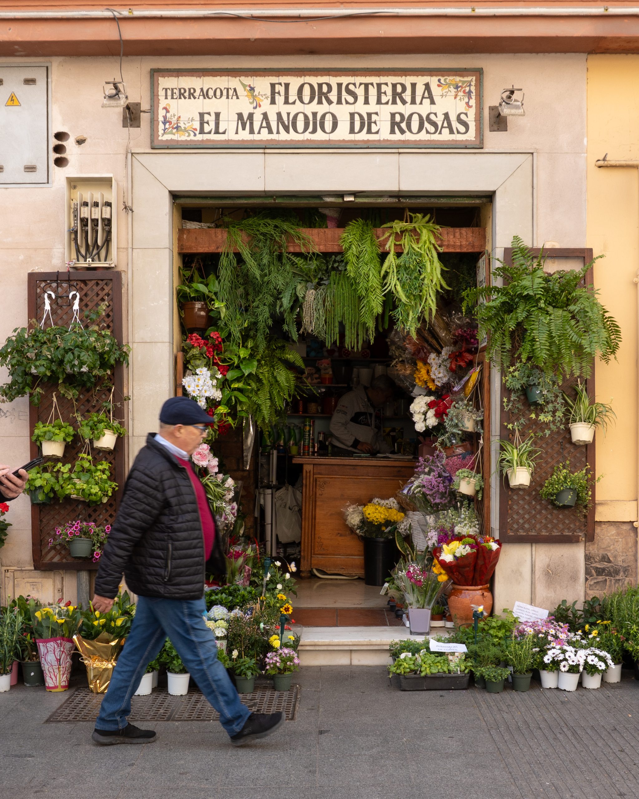 Floristería 'El Manojo De Rosas' en la Calle Atarazanas en el casco antiguo de Málaga