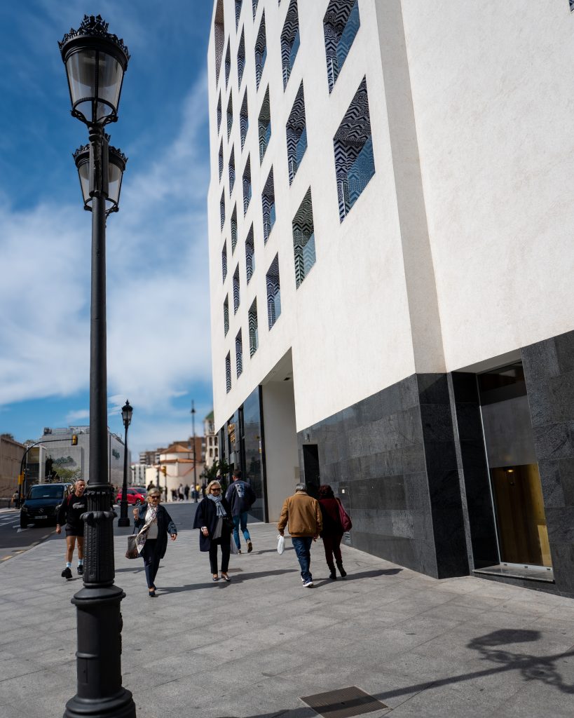 Hotel H10 Chroma en la calle Prim en el distrito Málaga-Centro junto al río Guadalmedina