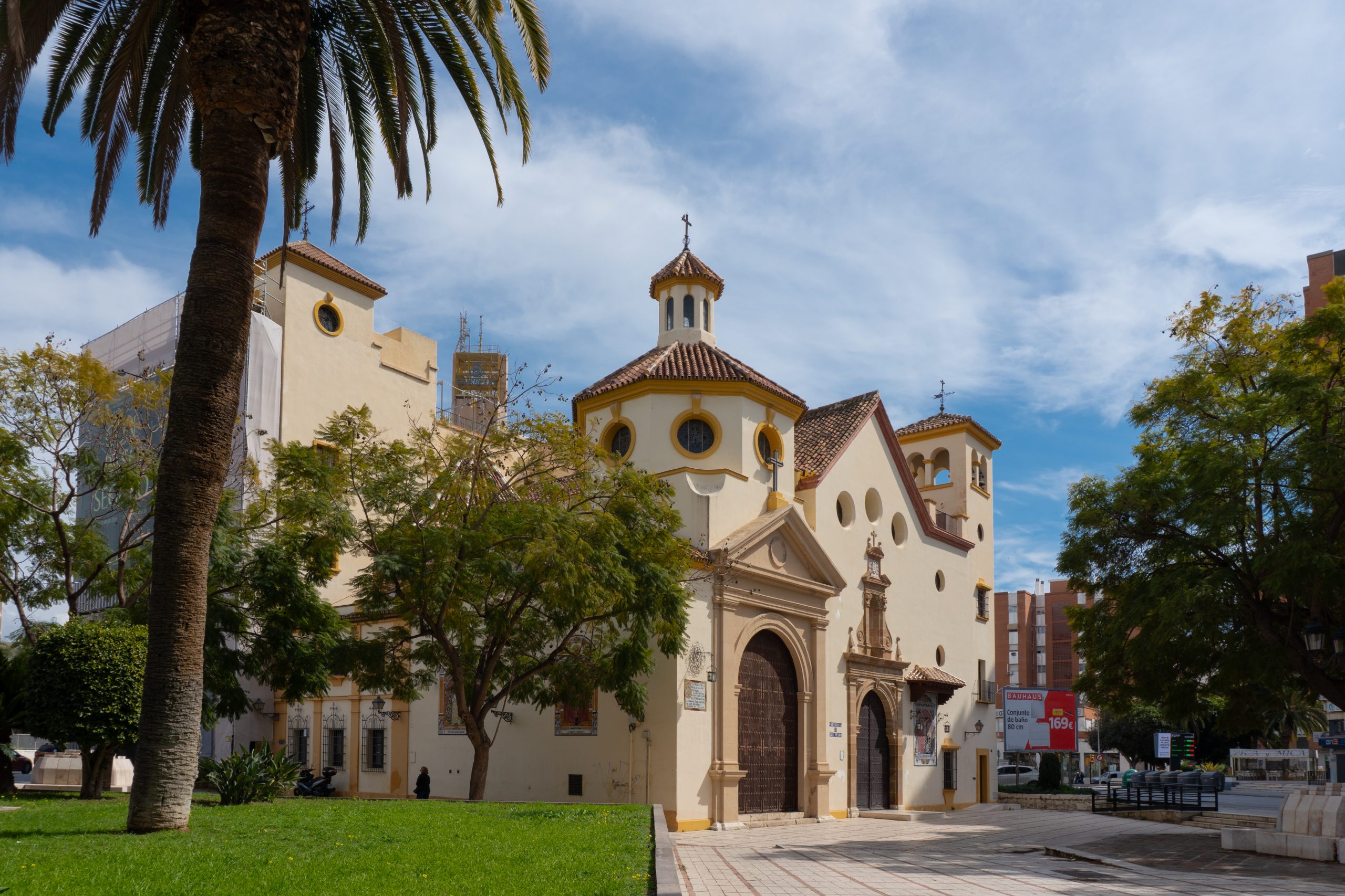 Iglesia de San Pedro Apóstol en la Avenida de la Aurora en el distrito de Cruz de Humilladero de Málaga