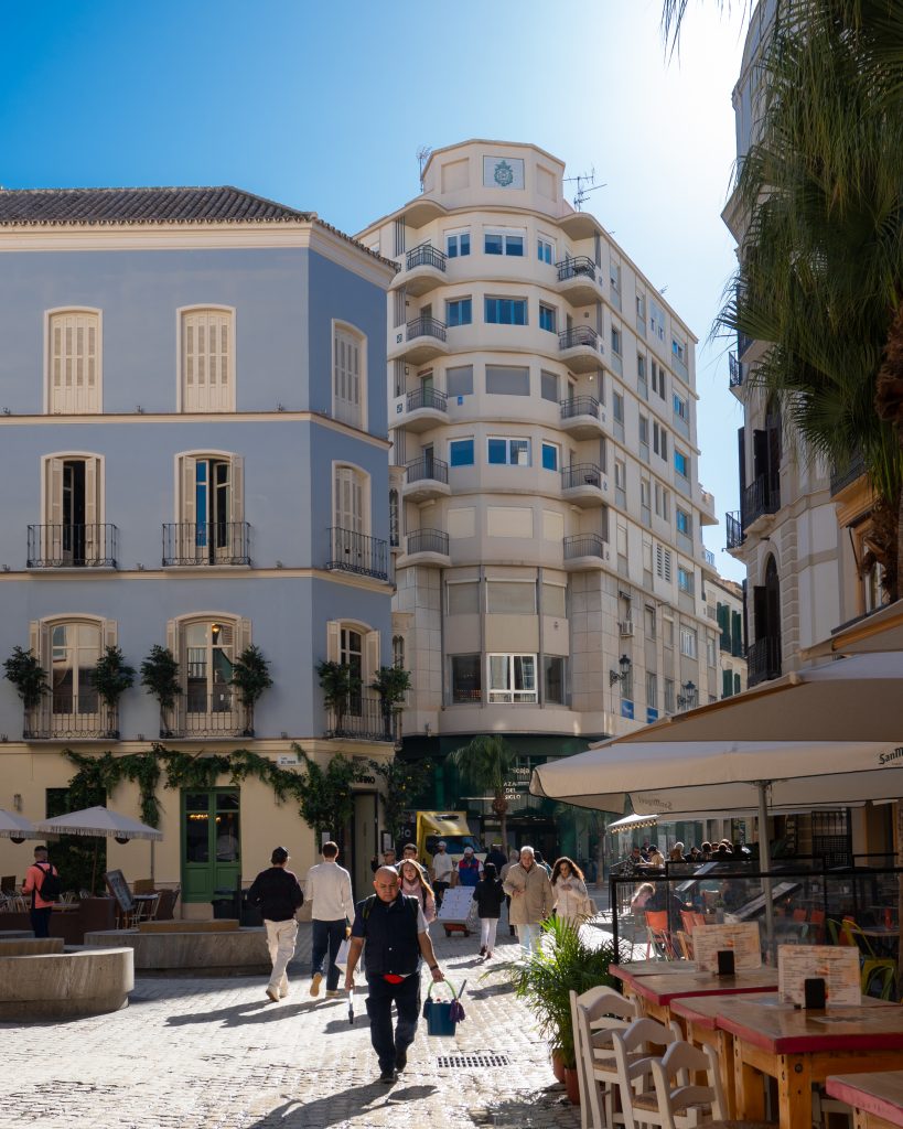 Calle Granada, calle peatonal en el casco antiguo de Málaga con terrazas al aire libre