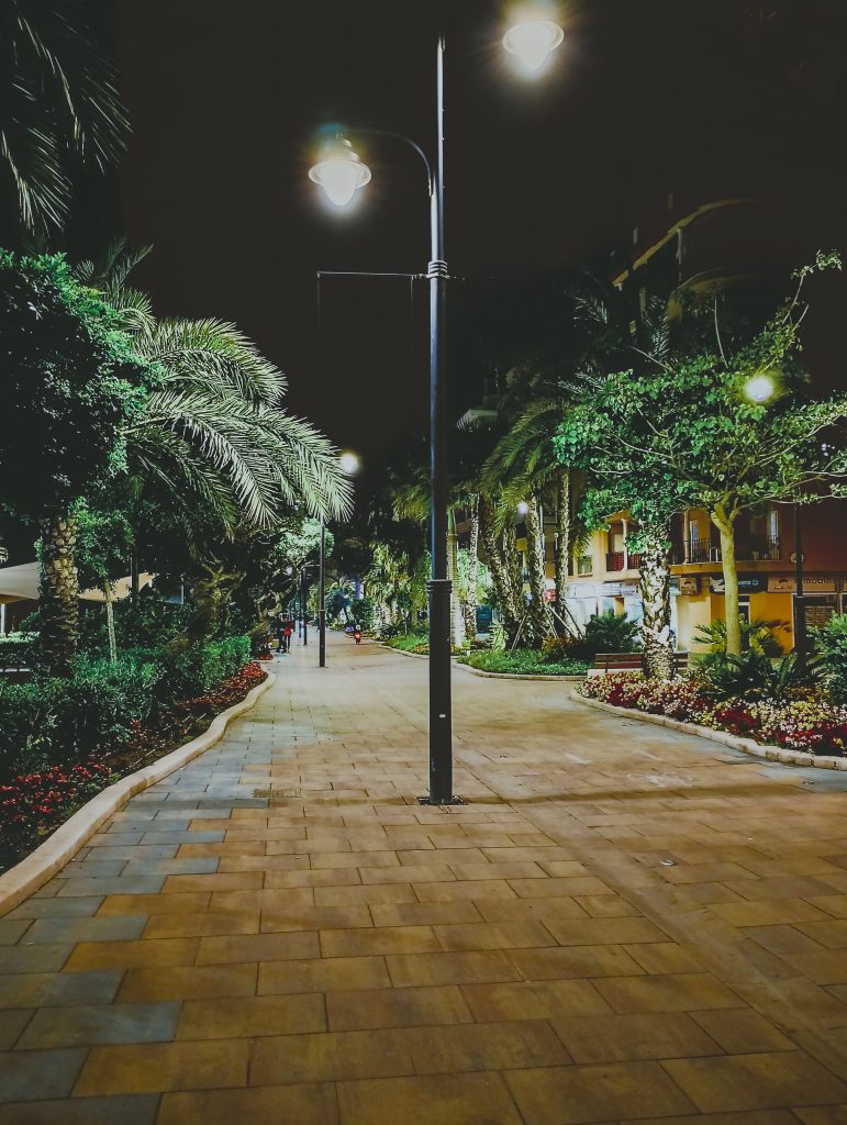 Paseo en Paisaje Marítimo de Estepona de noche