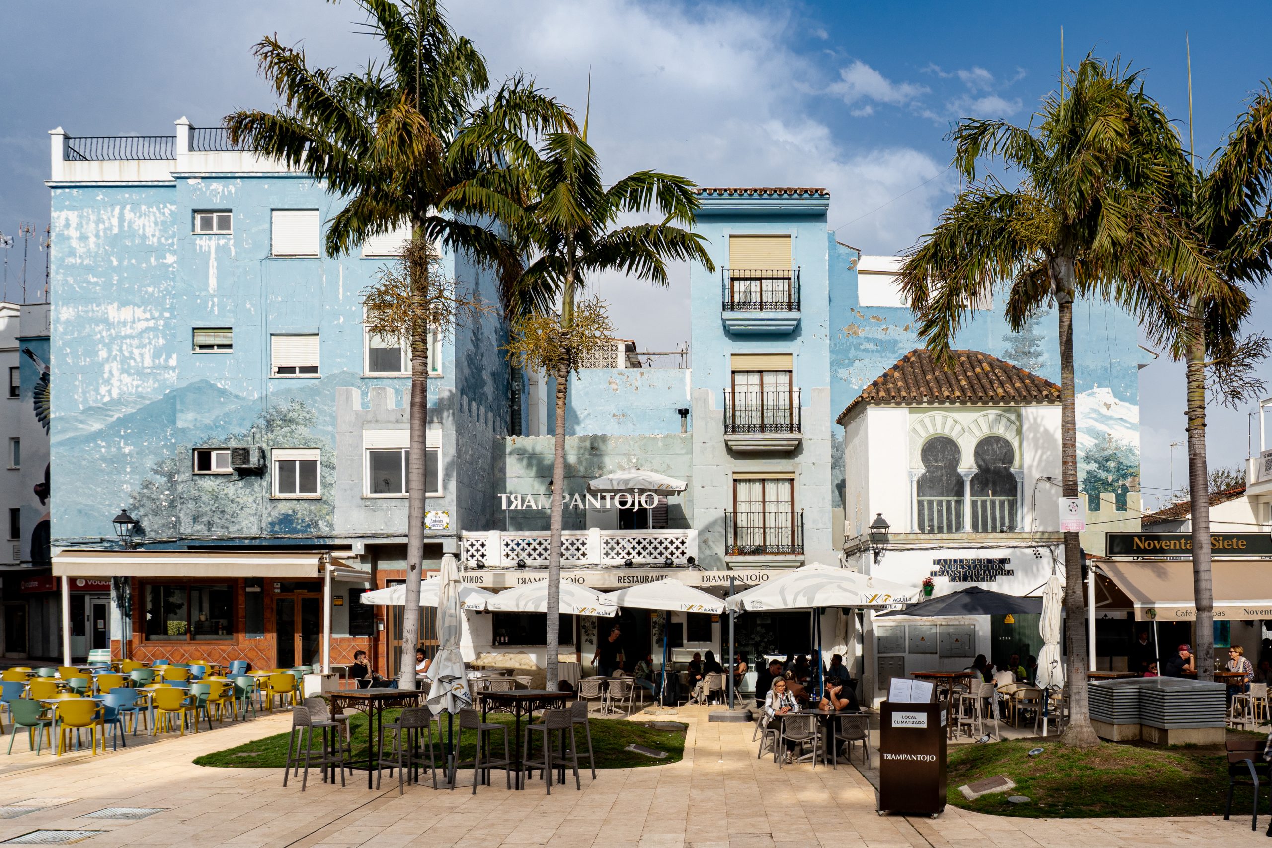 Recuerdos Orientales de José Fernández Ríos en la Plaza Antonia Guerrero de Estepona