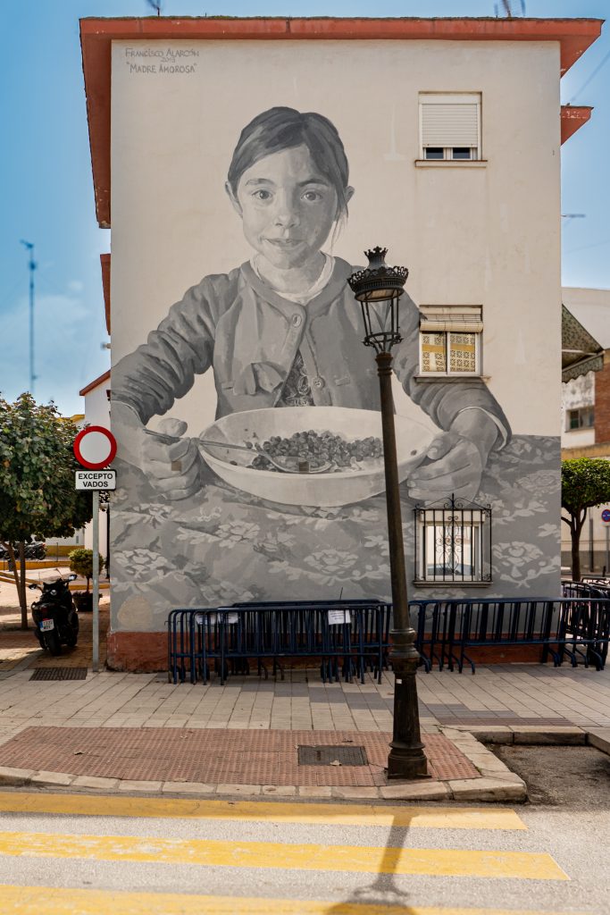 Mural “Madre Amorosa” de Francisco Alarcón en Estepona