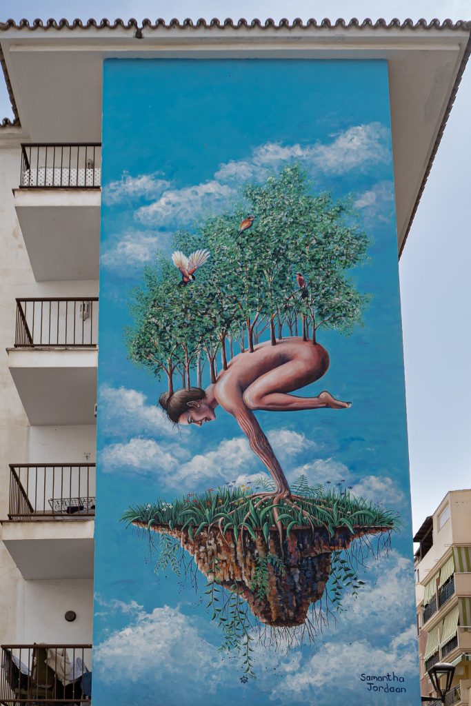 Mural “Nutrir” de Samantha Jordaan en el Conjunto Andalucía 3, con vistas a la Calle Terraza en Estepona