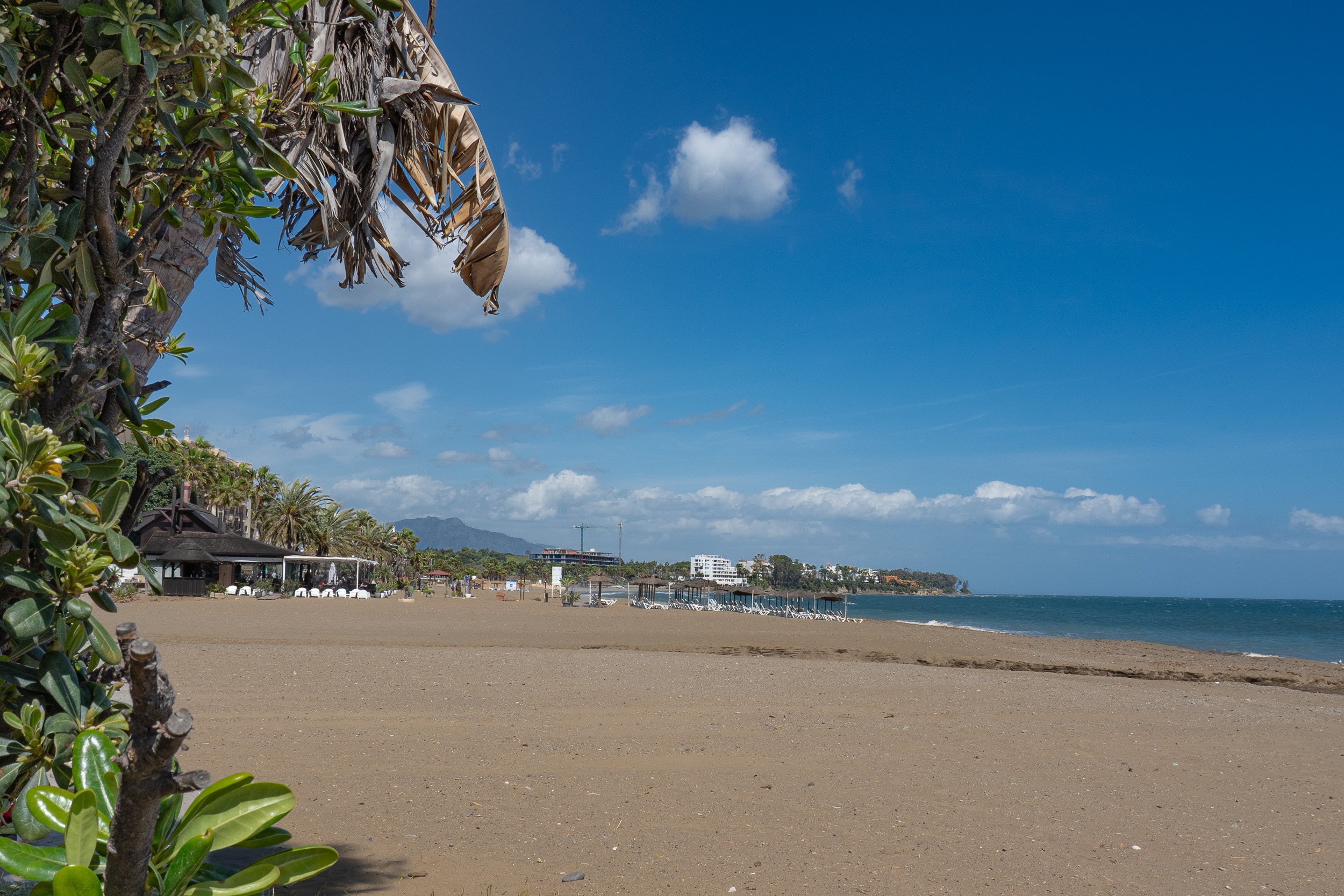 Playa de Estepona en la provincia de Málaga con la Sierra Bermeja al fondo