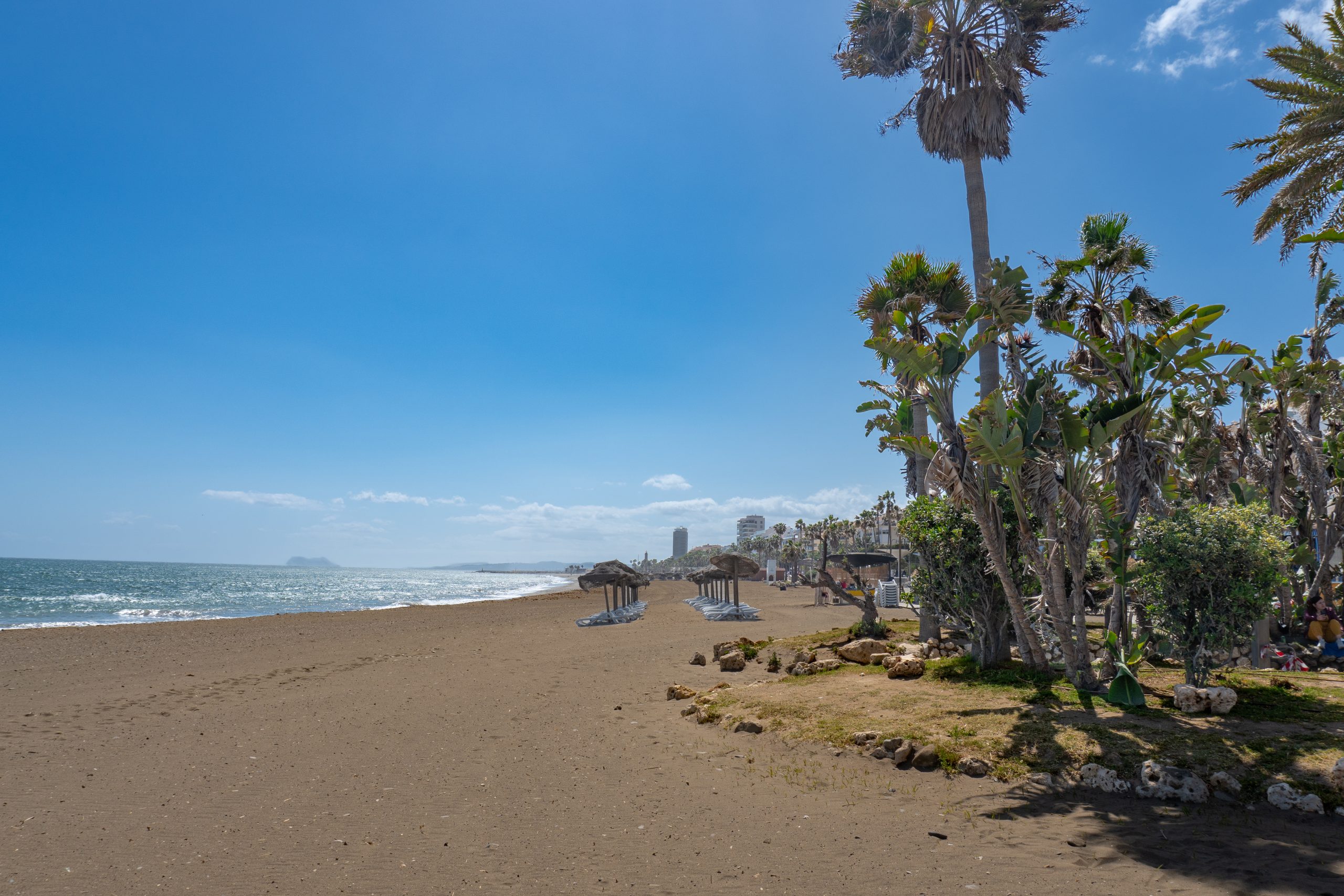 Playa de Estepona en la provincia de Málaga con Gibraltar en el horizonte