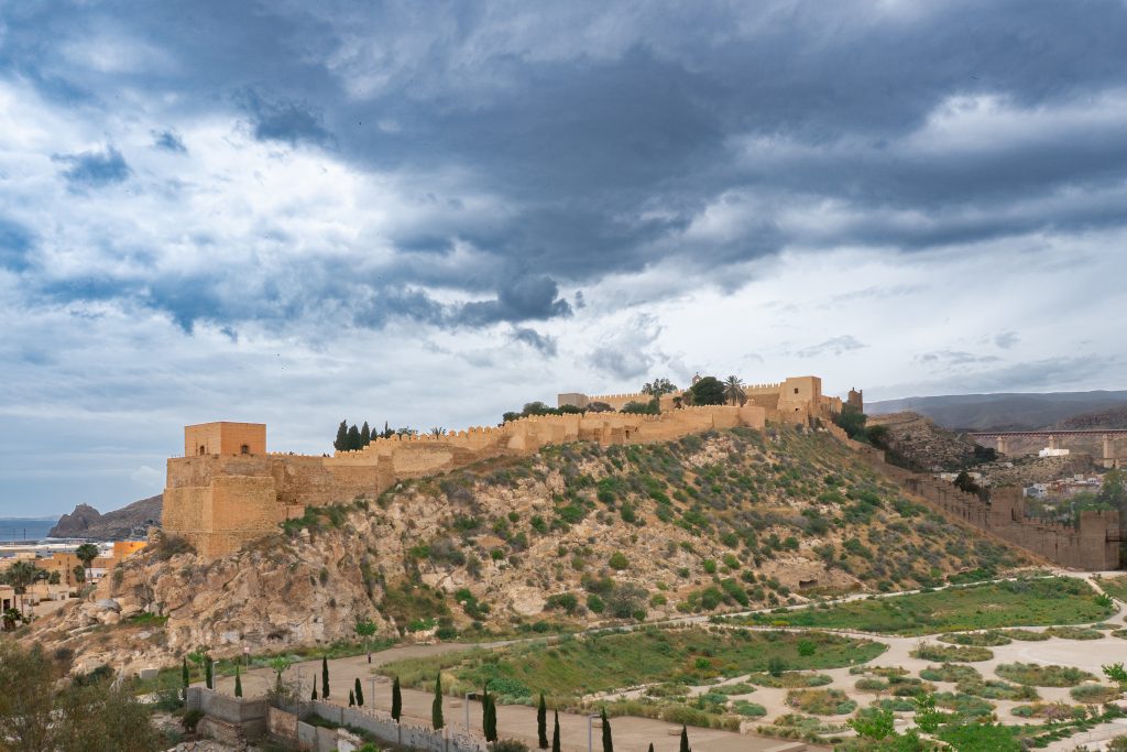 La Alcazaba de Almería bajo nubes oscuras