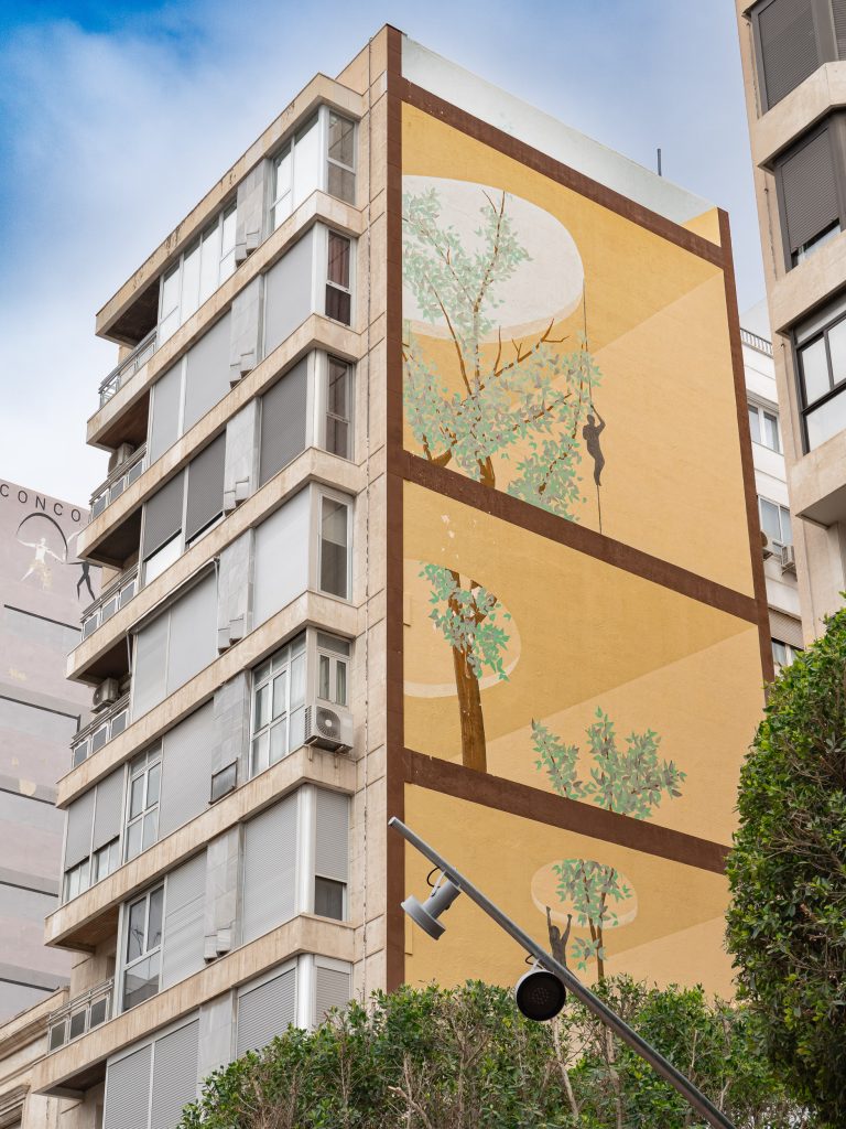 Gran mural de árboles y una figura trepando en un edificio de apartamentos junto a la Avenida Federico García Lorca, en Almería