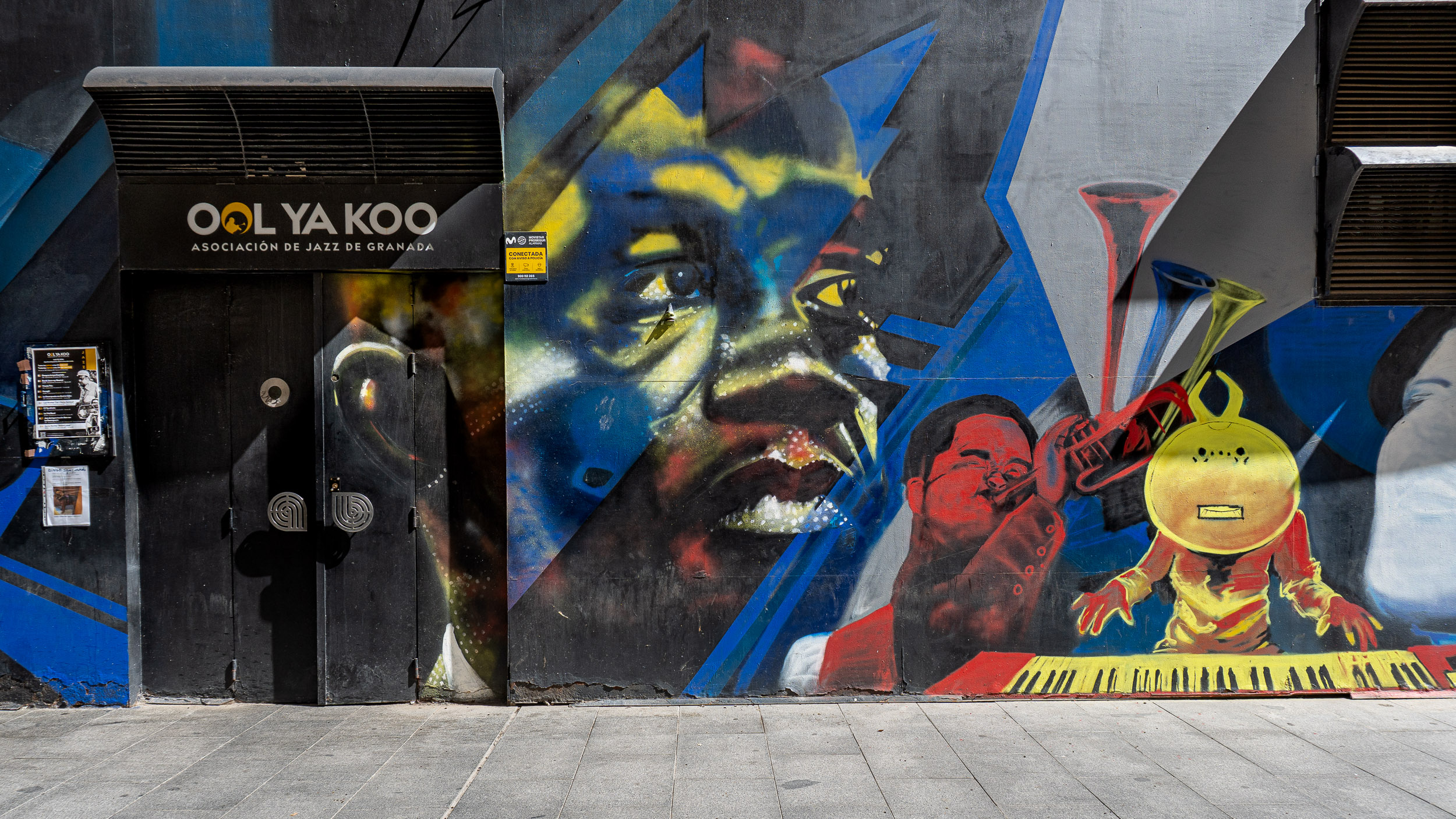 Ool Ya Koo Asociación de Jazz de Granada en Calle Almona del Boquerón 10 con murales de "El Niño de las Pinturas" (Raúl Ruiz)