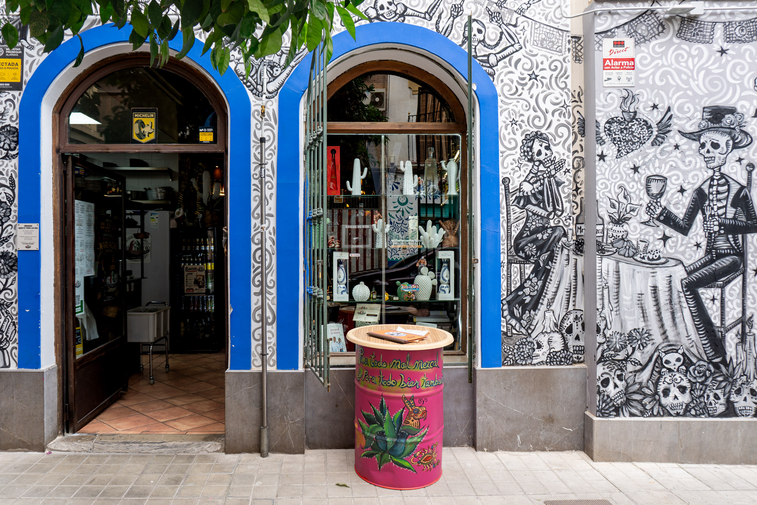 Mural en la fachada del restaurante Mi México Comida Mexicana en Calle Elvira en Granada.