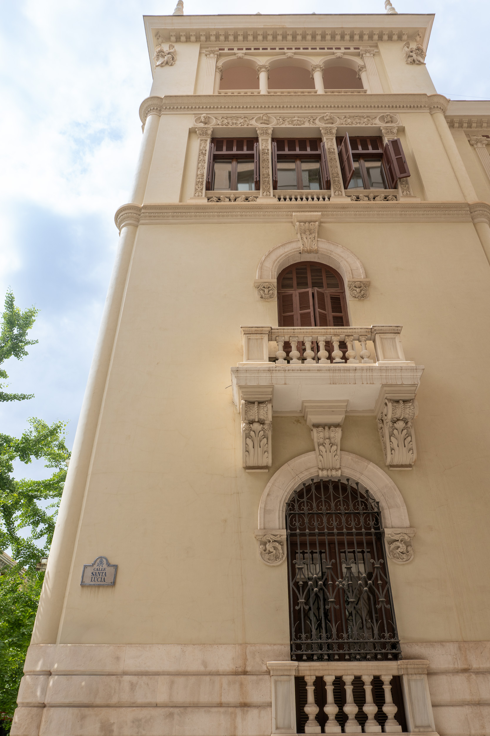 Palacio de los Müller en la esquina de la Gran Vía de Colón y la calle Santa Lucía de Granada del arquitecto Ángel Casas, de estilo neoplatónico