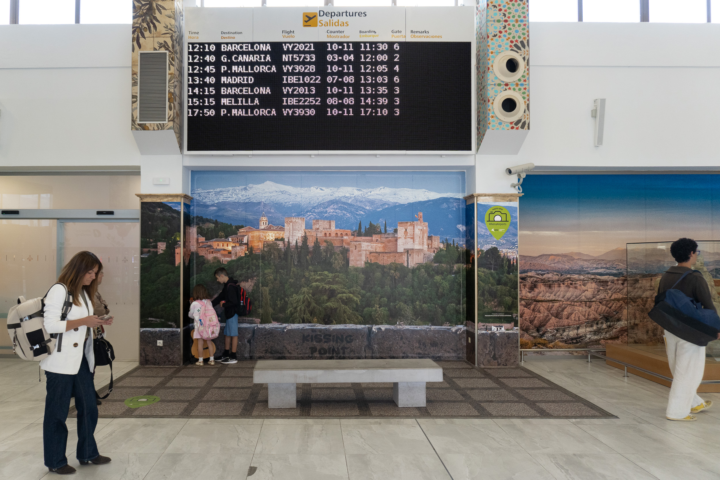 Sala de salidas del aeropuerto Federico García Lorca Granada-Jaén con mural de la Alhambra