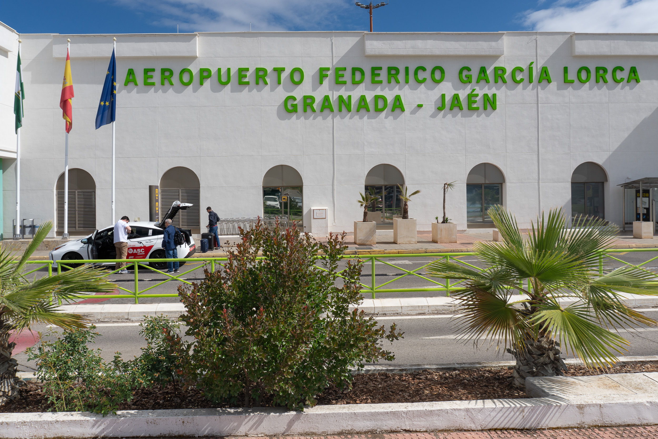 Vista frontal del edificio de la terminal del Aeropuerto Federico García Lorca Granada-Jaén