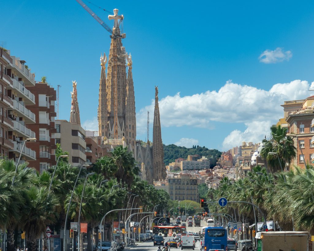Vista de la Sagrada Familia desde un autobús en el Carrer de la Marina, después de la finalización de la Torre de Jesucristo