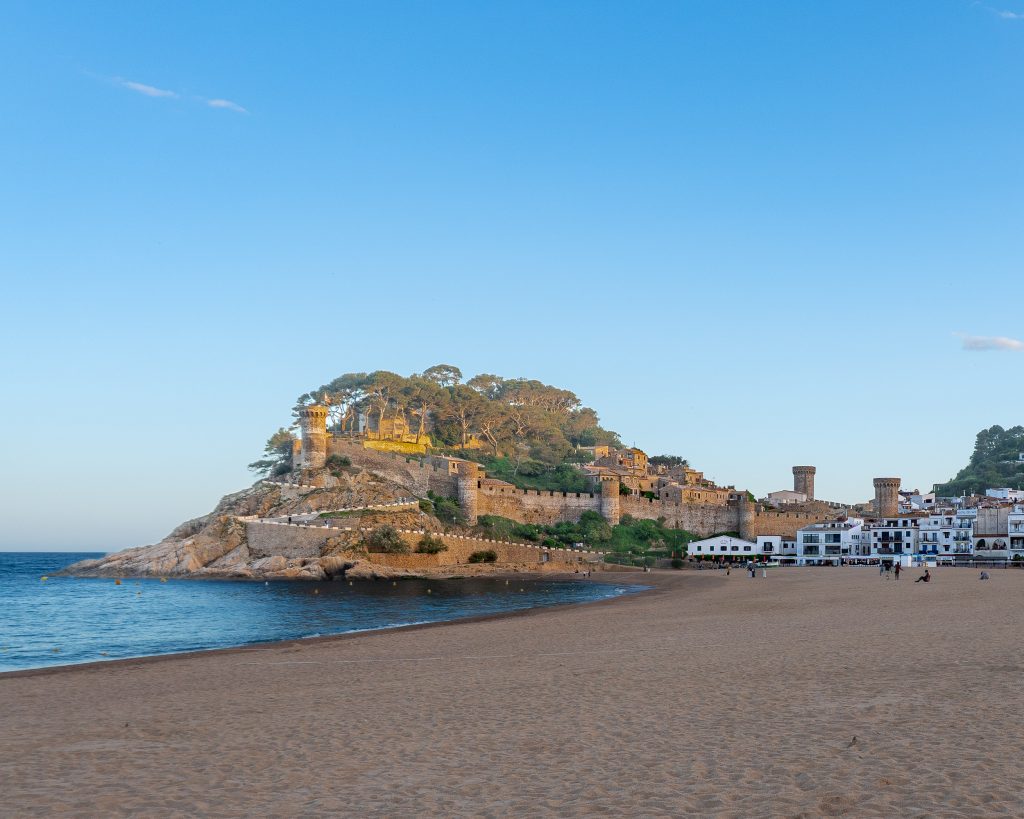 Vista de la playa, el mar y las murallas del castillo de Tosa de Mar en Cataluña, Costa Brava
