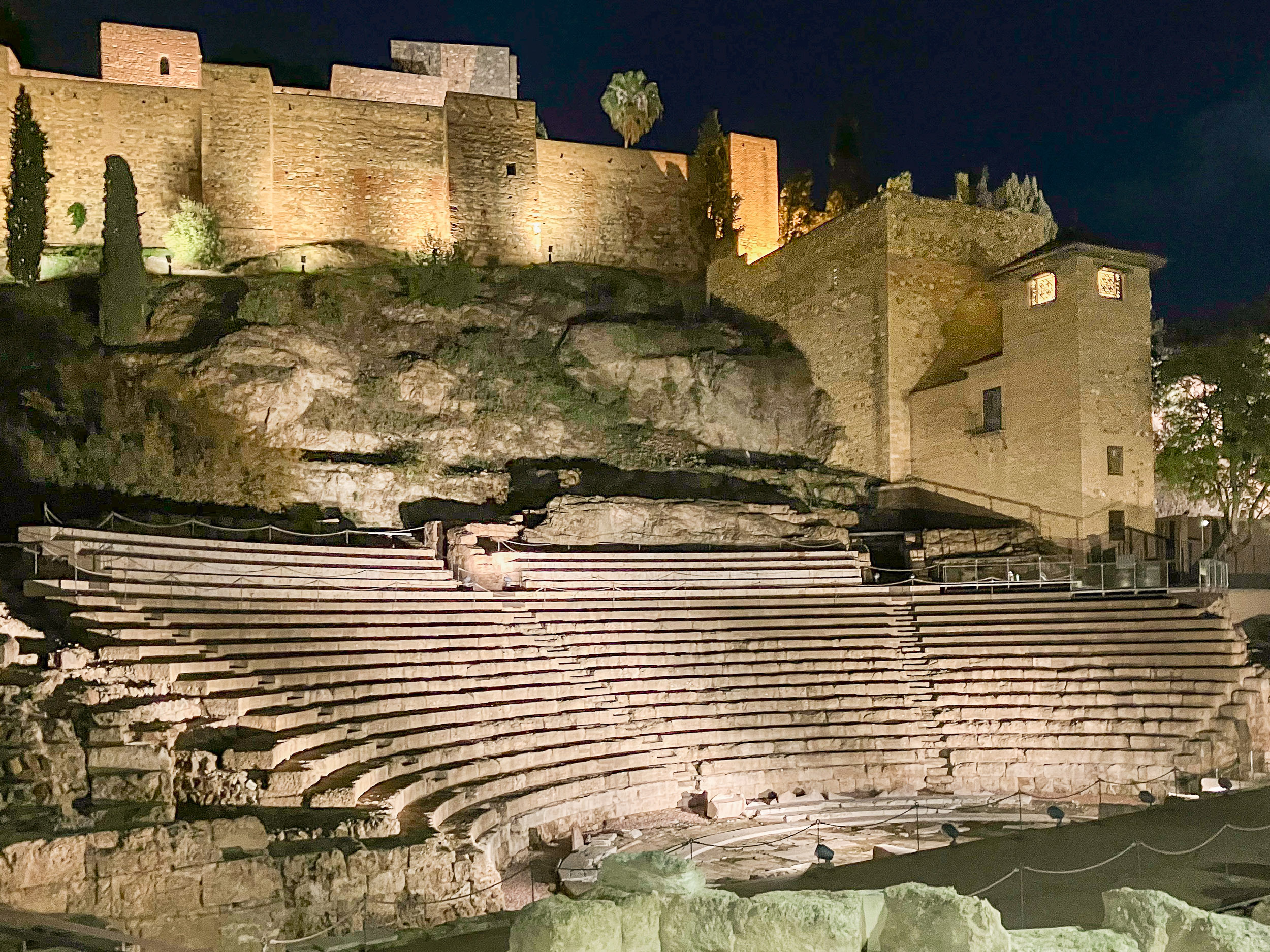 Alcazaba de Málaga y teatro romano en la calle Alcazabilla de noche