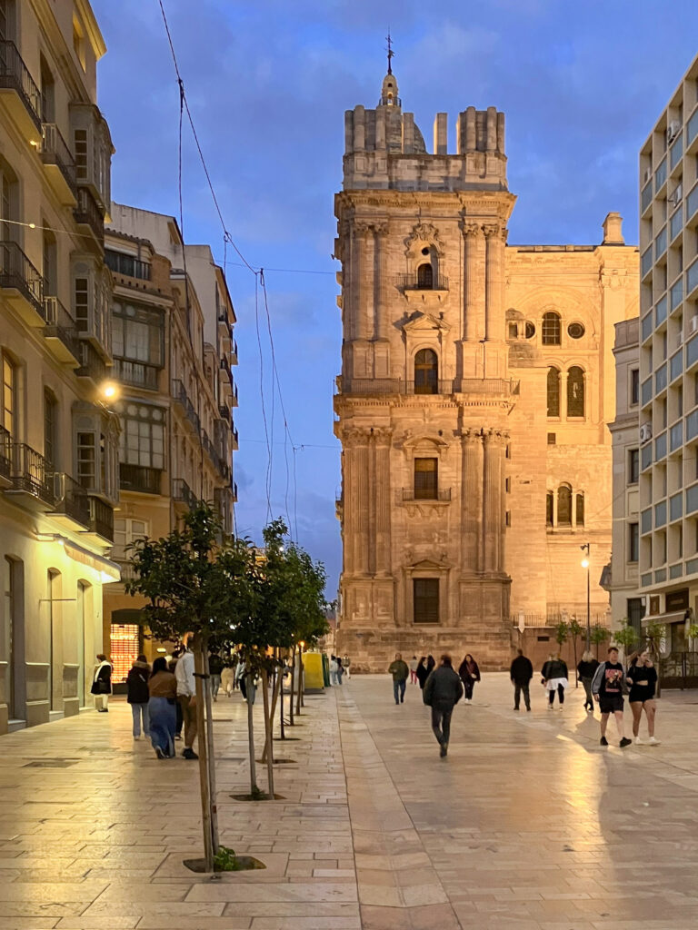 Catedral de Málaga desde la calle Molina Lario, con su torre sur inacabada