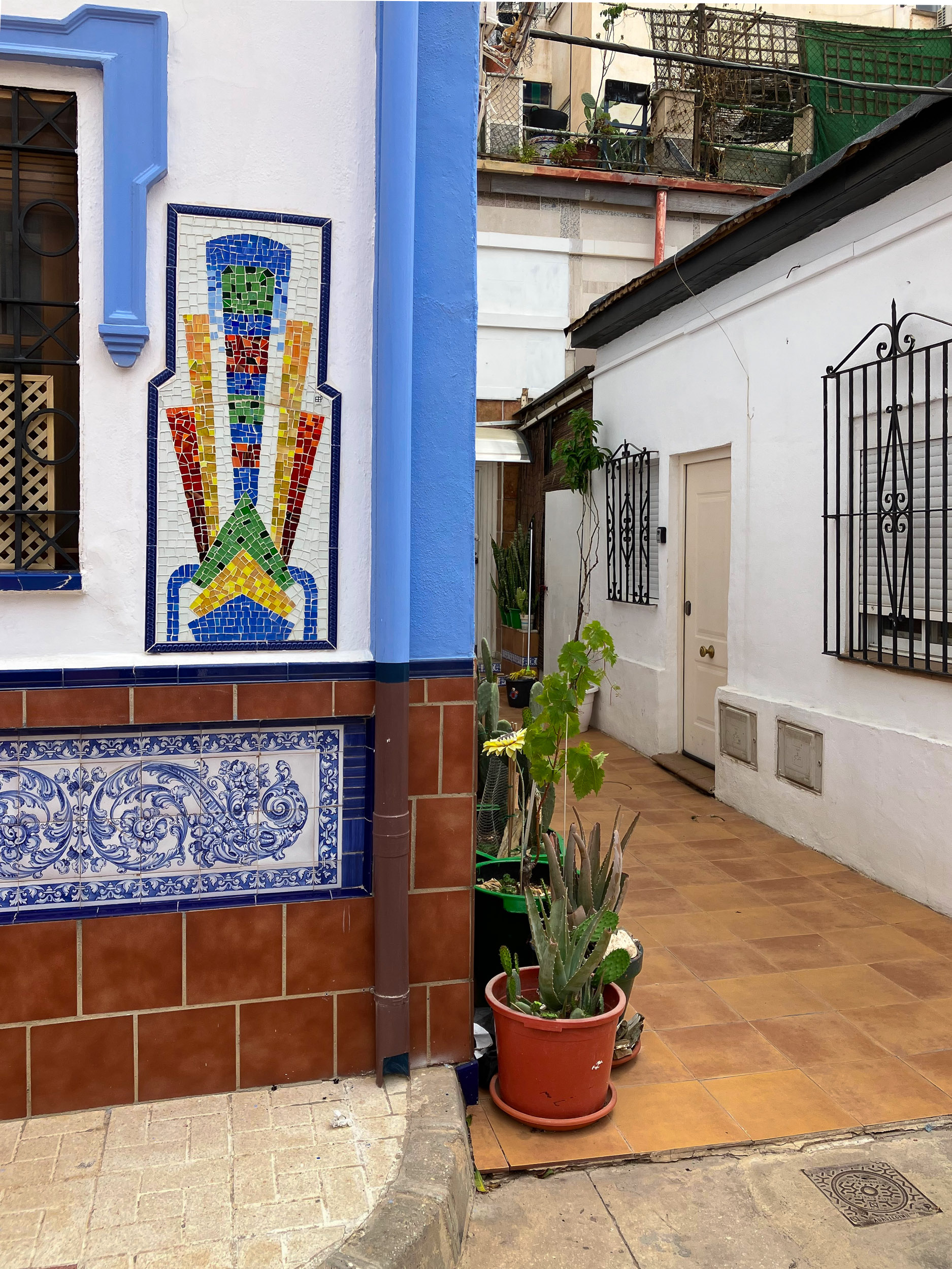 Entrada a una casa en una calle típica —el Pasaje Briales— del barrio de La Trinidad, en Málaga